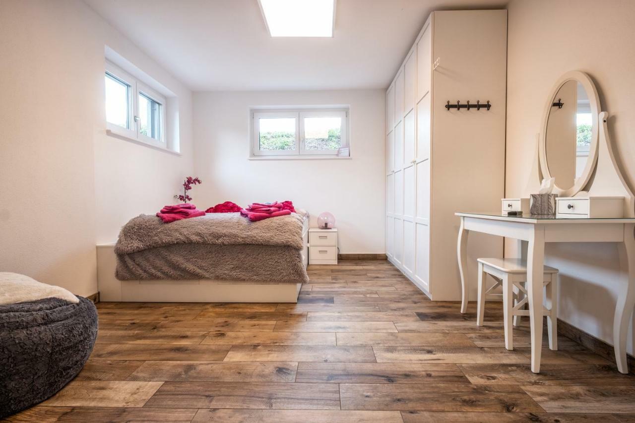 Moderne Souterrain-Wohnung Anif Exteriér fotografie